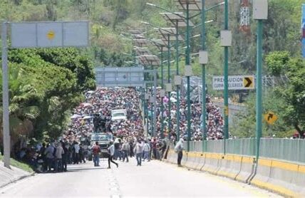 Comercios reabren y tráfico fluye en Chilpancingo tras tensas protestas por seguridad y desapariciones. Autoridades buscan diálogo y soluciones sostenibles.