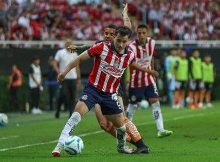 Chivas vence al Pachuca 2-0, mostrando dominio y habilidad, y rompe su mala racha en el Estadio Hidalgo. El equipo recupera confianza y apunta alto.