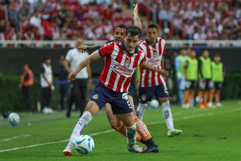 Chivas vence al Pachuca 2-0, mostrando dominio y habilidad, y rompe su mala racha en el Estadio Hidalgo. El equipo recupera confianza y apunta alto.