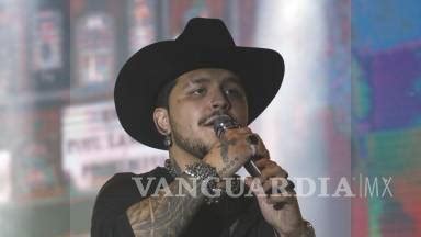 Christian Nodal hospitalizado por infección respiratoria; concierto en Pachuca pospuesto. Su estado es estable, pero necesita reposo. Seguidores esperan su pronta recuperación.