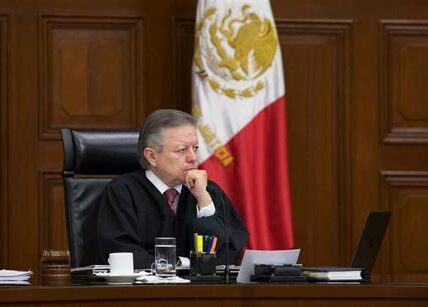 Presiones judiciales en México generan debate sobre la separación de poderes, afectando la percepción pública y cuestionando la independencia del Poder Judicial bajo el clima político actual.