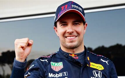 Checo Pérez reafirma su compromiso con Red Bull hasta 2024, enfocándose en rendir al máximo y consolidando su papel clave en el equipo.