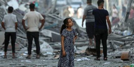 Estados Unidos condiciona envío de armas a Israel, exigiendo mejoras en la situación humanitaria en Gaza y protección para civiles. La tensión sigue latente mientras se buscan soluciones.