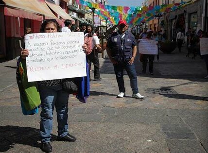 Conflicto familiar y político en Puebla sacude al comercio ambulante; investigan atentado contra líder local, señalando disputas territoriales y poder entre vendedores.