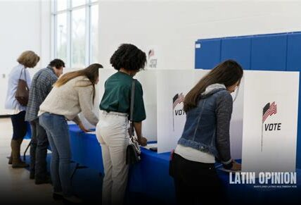 La comunidad latina es clave en las elecciones de EE. UU.; Trump y Harris ajustan estrategias para ganar su apoyo.