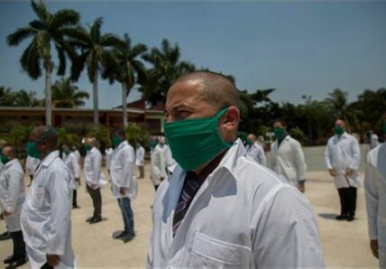 El gobierno mexicano contrata médicos cubanos por altos costos para suplir el déficit local, generando controversia sobre efectividad versus inversión en talentos nacionales.