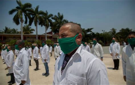 El gobierno mexicano contrata médicos cubanos por altos costos para suplir el déficit local, generando controversia sobre efectividad versus inversión en talentos nacionales.