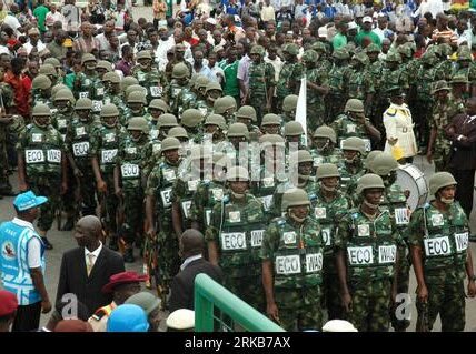 Nigeria cumple 64 años de independencia en medio de crisis económica y protestas. La inflación y el desempleo agravan el descontento, urgiendo un cambio sustancial.