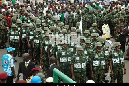 Nigeria cumple 64 años de independencia en medio de crisis económica y protestas. La inflación y el desempleo agravan el descontento, urgiendo un cambio sustancial.