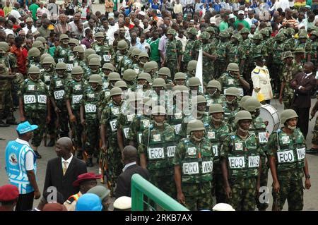 Nigeria cumple 64 años de independencia en medio de crisis económica y protestas. La inflación y el desempleo agravan el descontento, urgiendo un cambio sustancial.