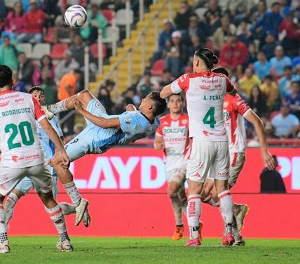 Cruz Azul reafirma su liderazgo en la Liga MX tras una contundente victoria 3-0 sobre Necaxa, mostrando dominio y solidez en el Estadio Azteca.