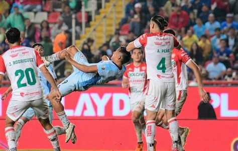 Cruz Azul reafirma su liderazgo en la Liga MX tras una contundente victoria 3-0 sobre Necaxa, mostrando dominio y solidez en el Estadio Azteca.