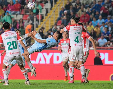 Cruz Azul reafirma su liderazgo en la Liga MX tras una contundente victoria 3-0 sobre Necaxa, mostrando dominio y solidez en el Estadio Azteca.