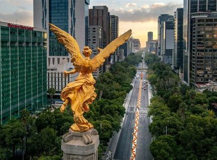 La Ciudad de México celebra el Día de Muertos con un impresionante desfile de Catrinas, combinando tradición y creatividad, atrayendo a miles de asistentes nacionales e internacionales.