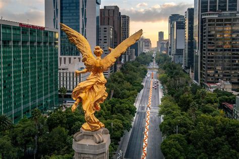 La Ciudad de México celebra el Día de Muertos con un impresionante desfile de Catrinas, combinando tradición y creatividad, atrayendo a miles de asistentes nacionales e internacionales.