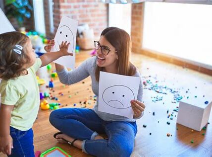 Protege la privacidad infantil y promueve un periodismo empático. El respeto familiar y emocional deben ser prioridad mediática.