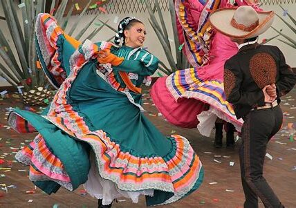 Promueve empatía y comprensión hacia pueblos indígenas de México a través de la danza, visibilizando sus luchas y celebrando su riqueza cultural en el Festival Internacional Cervantino.