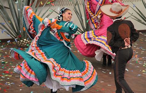 Promueve empatía y comprensión hacia pueblos indígenas de México a través de la danza, visibilizando sus luchas y celebrando su riqueza cultural en el Festival Internacional Cervantino.