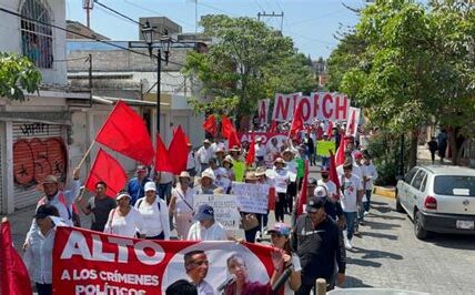 Exigen justicia en Guerrero tras el asesinato del alcalde Mendoza. Familias claman protección y acciones concretas contra la ola de violencia en la región.