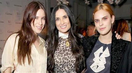 Demi Moore y J.Crew destacan la moda atemporal, celebrando autenticidad y diversidad con piezas versátiles para cada ocasión, reafirmando que la confianza personal es clave.