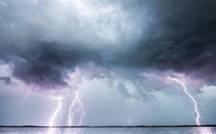 Prepárate en la Península de Yucatán: Nadine podría intensificarse y provocar lluvias fuertes, vientos intensos e inundaciones. Mantente informado y sigue las recomendaciones oficiales.