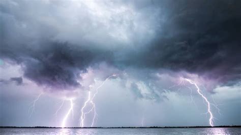 Prepárate en la Península de Yucatán: Nadine podría intensificarse y provocar lluvias fuertes, vientos intensos e inundaciones. Mantente informado y sigue las recomendaciones oficiales.