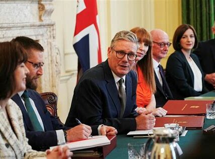 Descubre cómo los primeros 100 días de Keir Starmer impactan la economía y política del Reino Unido, enfrentando desafíos con enfoque en transparencia e integridad.