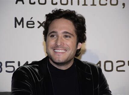 Diego Boneta se reinventa al escribir, filmar y protagonizar su primera novela, fusionando drama y comedia para conectar con audiencias globales.