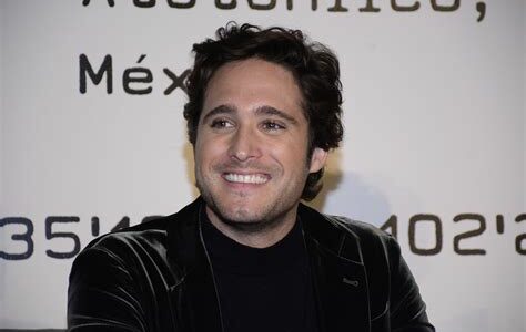 Diego Boneta se reinventa al escribir, filmar y protagonizar su primera novela, fusionando drama y comedia para conectar con audiencias globales.