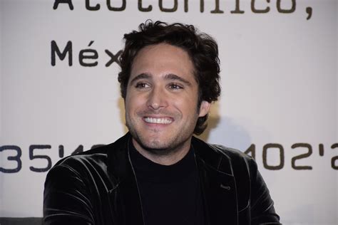 Diego Boneta se reinventa al escribir, filmar y protagonizar su primera novela, fusionando drama y comedia para conectar con audiencias globales.