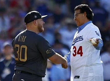 Los Dodgers honran a Fernando Valenzuela, "El Toro", con un parche especial en la Serie Mundial, celebrando su legado e impacto en el béisbol y la comunidad hispana.