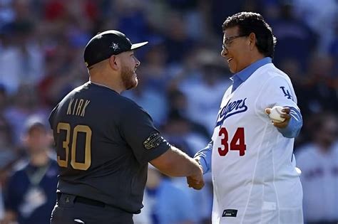 Los Dodgers honran a Fernando Valenzuela, "El Toro", con un parche especial en la Serie Mundial, celebrando su legado e impacto en el béisbol y la comunidad hispana.