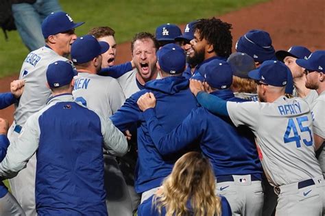 Los Dodgers avanzan a la final de la Liga Nacional con emocionante victoria sobre los Padres. Un juego clave lleno de emoción y talento.