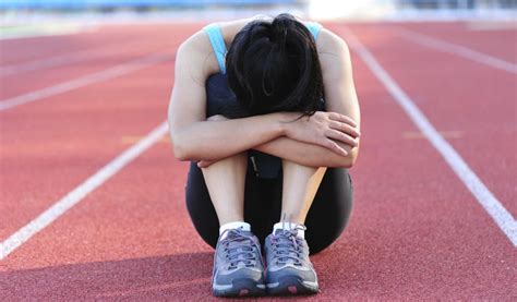 El ejercicio mejora la salud mental y alivia la depresión, ofreciendo control y bienestar con actividades simples como caminar o practicar yoga.