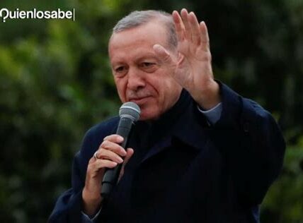 Recep Tayyip Erdoğan fortalece su control en Turquía con tácticas políticas y reformas, desafiando la democracia y planteando preocupaciones internacionales sobre su liderazgo autoritario.