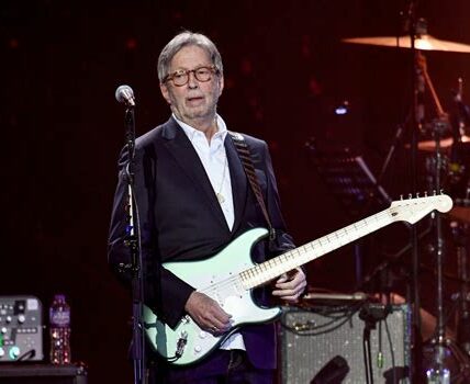 Eric Clapton iluminó a 33,000 fans en el Palacio de los Deportes, ofreciendo una noche mágica con sus clásicos inmortales y una energía inolvidable.