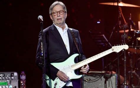 Eric Clapton iluminó a 33,000 fans en el Palacio de los Deportes, ofreciendo una noche mágica con sus clásicos inmortales y una energía inolvidable.