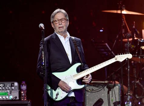 Eric Clapton iluminó a 33,000 fans en el Palacio de los Deportes, ofreciendo una noche mágica con sus clásicos inmortales y una energía inolvidable.