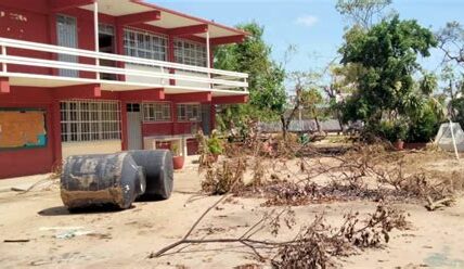 El huracán Otis afecta gravemente la educación en Acapulco; escuelas dañadas y soluciones necesarias para garantizar un regreso seguro y eficiente a clases.