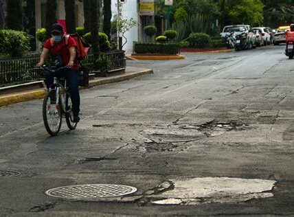 Conducir en la Avenida Ingenieros Militares es como cruzar un campo minado: 102 baches, daños constantes y una solución urgente aún pendiente.