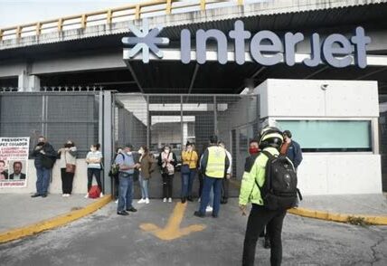 Ex trabajadores de Interjet demandan pagos atrasados y justicia laboral, iniciando negociaciones tras bloquear el aeropuerto. La lucha continúa por sus derechos.