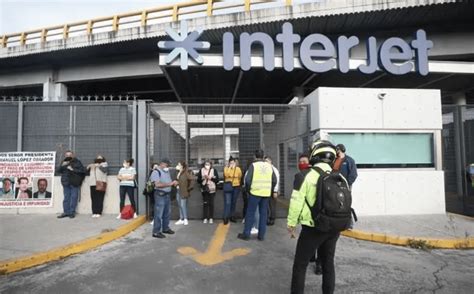 Ex trabajadores de Interjet demandan pagos atrasados y justicia laboral, iniciando negociaciones tras bloquear el aeropuerto. La lucha continúa por sus derechos.