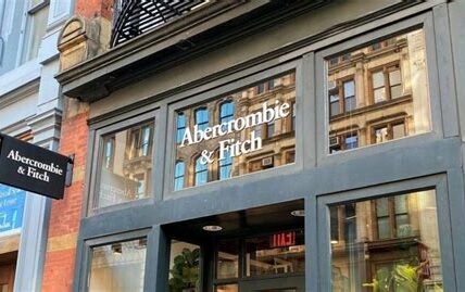 El escándalo de tráfico sexual envuelve al exdirector de Abercrombie & Fitch, revelando un patrón de manipulación y abuso.