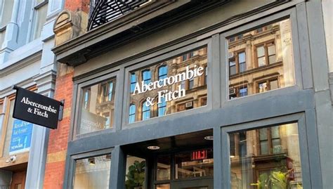 El escándalo de tráfico sexual envuelve al exdirector de Abercrombie & Fitch, revelando un patrón de manipulación y abuso.