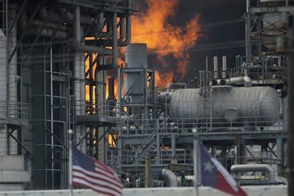 Tragedia en la refinería Deer Park: explosión deja 2 muertos y 35 heridos, reavivando el debate sobre seguridad en manejo de combustibles.