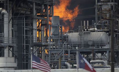 Tragedia en la refinería Deer Park: explosión deja 2 muertos y 35 heridos, reavivando el debate sobre seguridad en manejo de combustibles.