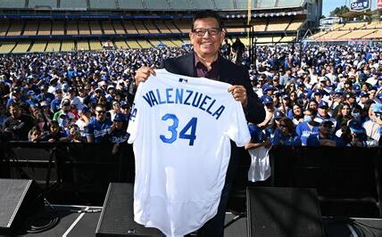 Fernando Valenzuela, ícono del béisbol, rompió barreras culturales e inspiró a jóvenes latinos con su legado en el deporte.