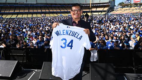 Fernando Valenzuela, ícono del béisbol, rompió barreras culturales e inspiró a jóvenes latinos con su legado en el deporte.