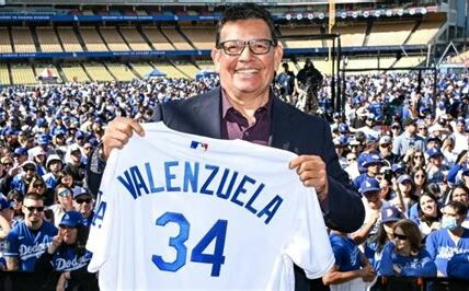 Fernando Valenzuela, ícono del beisbol, dejó un legado inolvidable que trasciende generaciones, celebrado por su talento y carisma en los Dodgers.