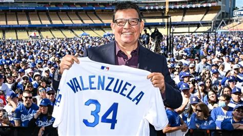 Fernando Valenzuela, ícono del beisbol, dejó un legado inolvidable que trasciende generaciones, celebrado por su talento y carisma en los Dodgers.